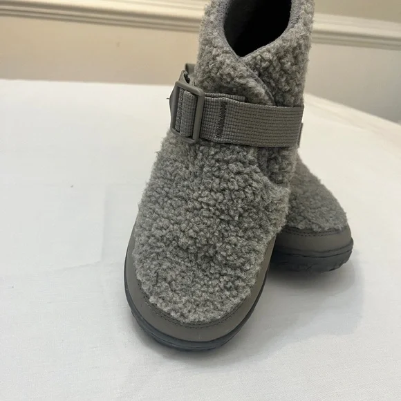 Chaco Fuzzy Gray Kids Slippers Size 6 Youth and Womens Size 8 Gray Fleece - Picture 2 of 4